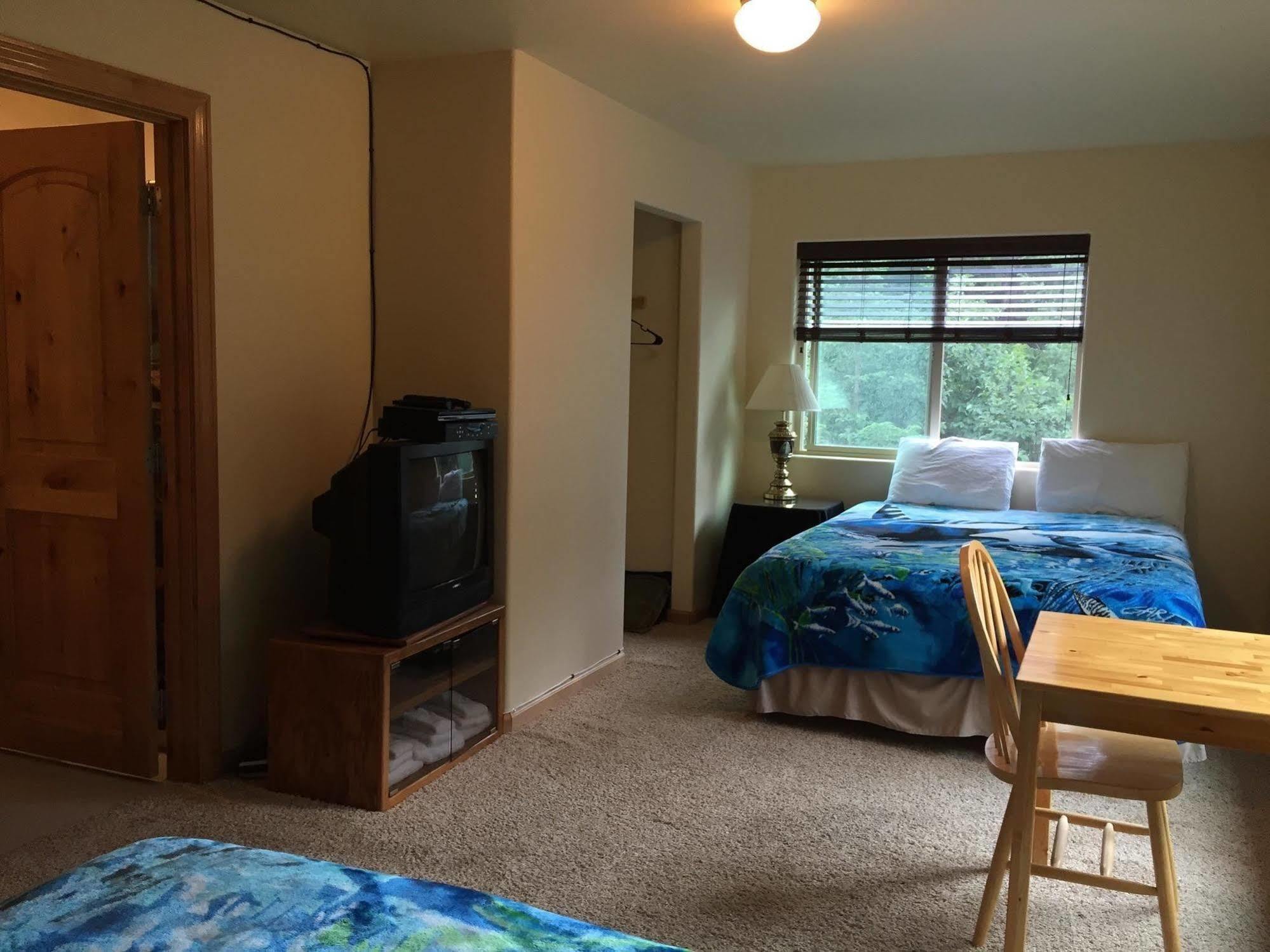 Twin Peaks Lodge And Rv Park Сьюард Экстерьер фото